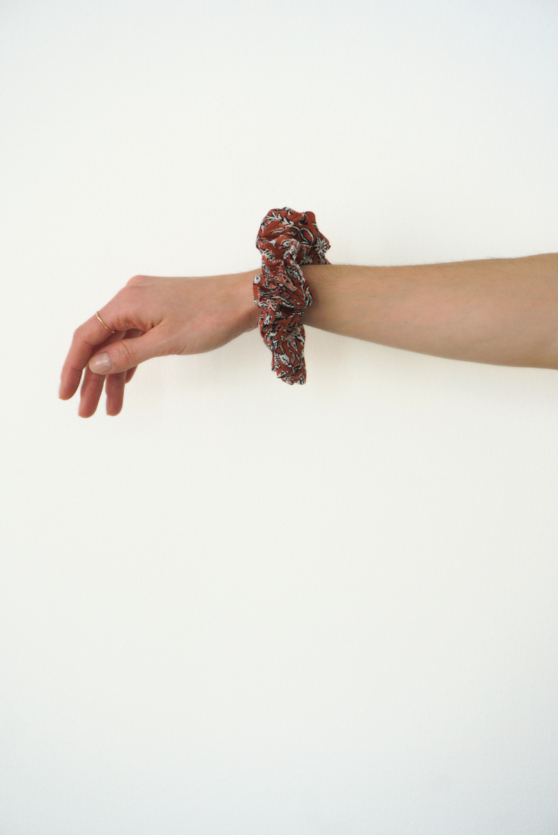 Babe Scrunchie in Woodblock Floral