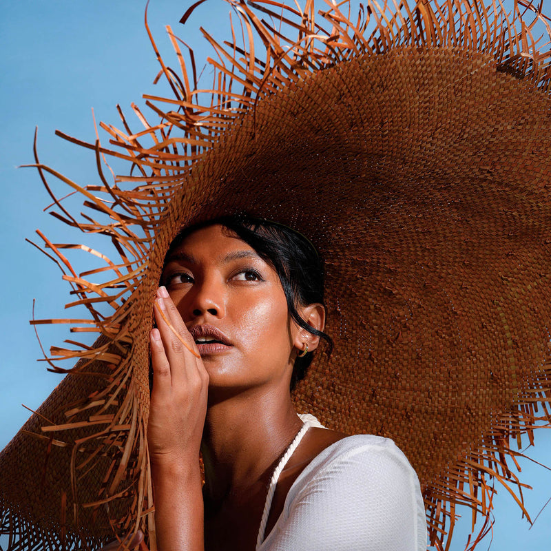 AMORA Oversized Woven Straw Hat in Chestnut Brown