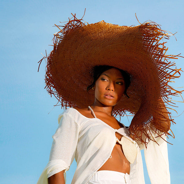 AMORA Oversized Woven Straw Hat in Chestnut Brown